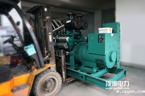 当柴油发电机在运行中异常时,应按急停按钮停机